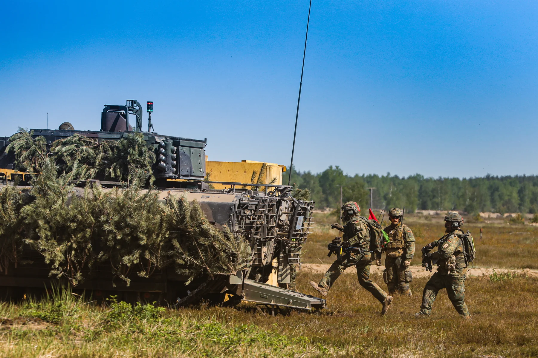 Bundeswehrsoldaten steigen nach einer Übung in einen Puma-Schützenpanzer auf dem Truppenübungsplatz Oberlausitz.