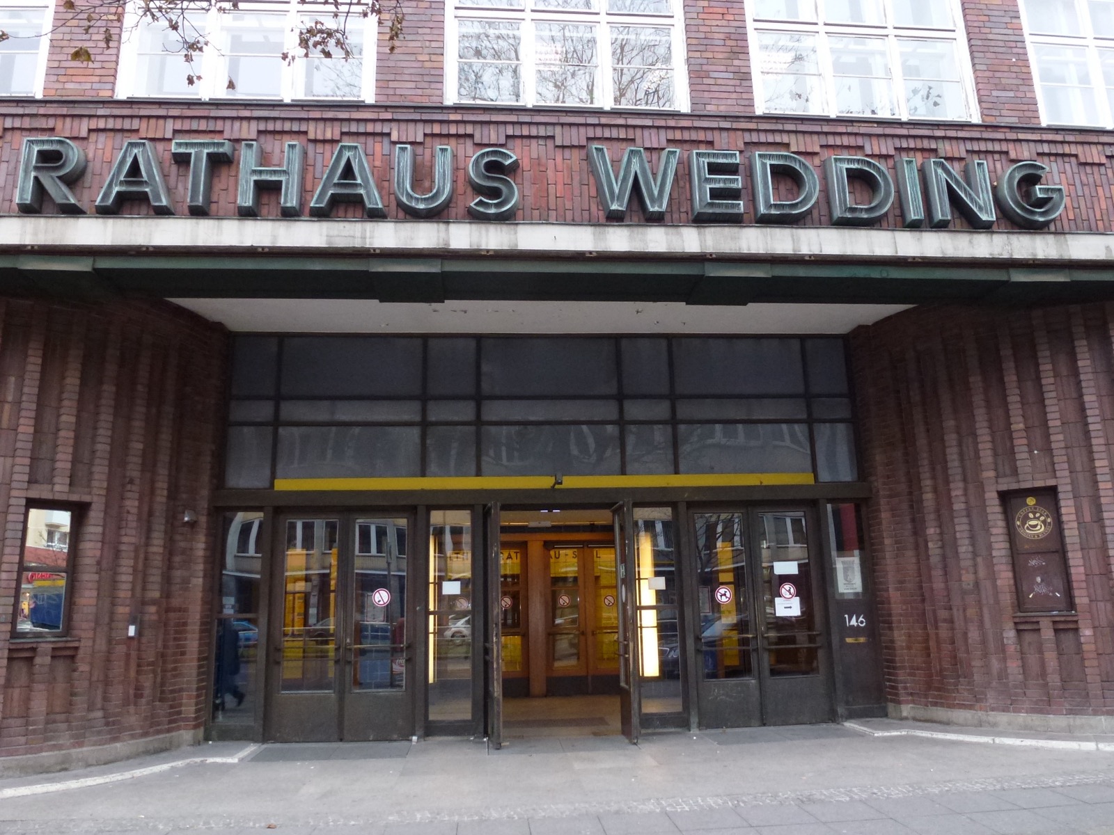 Eingang des Rathauses Wedding in Berlin mit dem deutlich sichtbaren Schriftzug Rathaus Wedding.