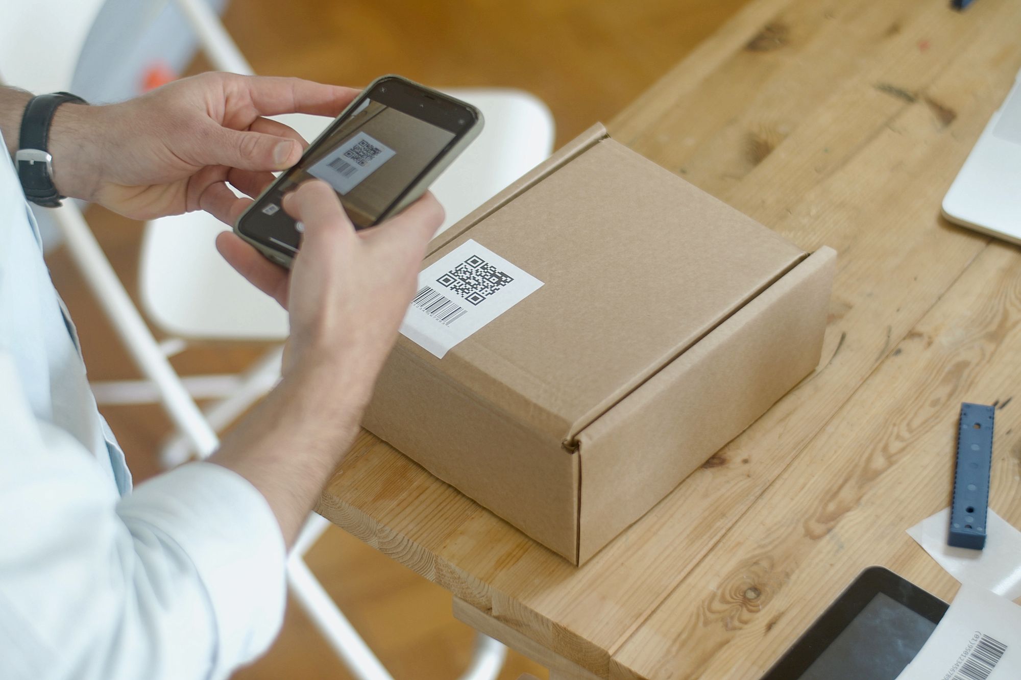 Ein Smartphone erfasst den QR-Code auf einer Produktverpackung.